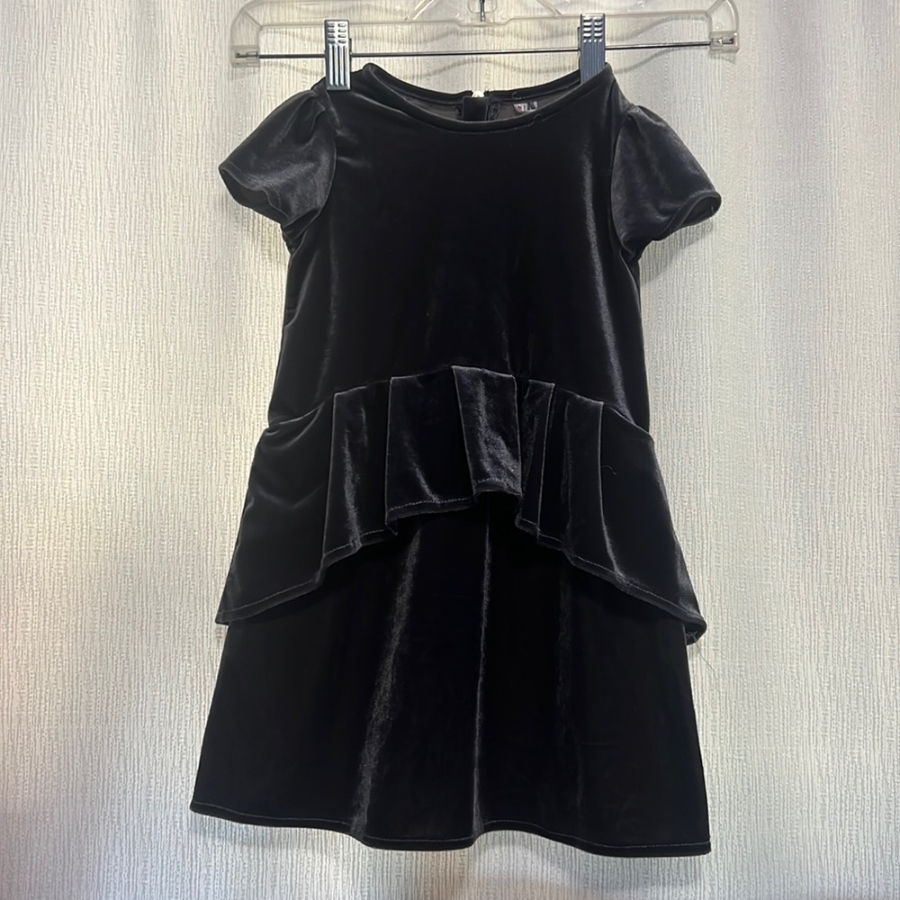 4/$15 Stunning girls dress. Perfect for  holidays